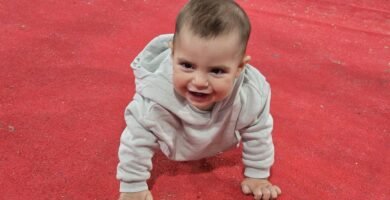 A que edad gatean los bebés