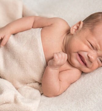 Que causa el colico en los bebes
